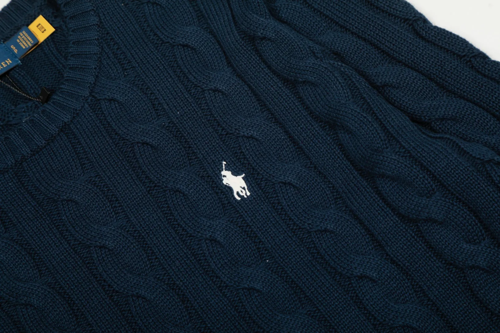 P220 Top quality" Style number: DS012# (not off the shelves all year round) [Ralph Lauren round neck solid color pony embroidered logo twist knitted sweater] ✅Ralph Lauren Ralph Lauren classic basic versatile unisex knitted pullover round neck sweater ✅Main supplier platform live broadcast Wholesale entity Replenish when out of stock Not off the shelf ✅ZP quality 1:1 version Scan the code to enter the GF website Counter quality ✅Detailed quality is the only one in Guangzhou Imported quality cotton yarn, focusing on high-end, cost-effective, good quality needless to say ✅The version is restored to the original order, the maximum size can be worn up to 190 pounds, loose, comfortable and stress-free ✅The upper body is simple and easy to match, ootd must-have style, good-looking clothes are never picky, a must-have in couples' wardrobes.